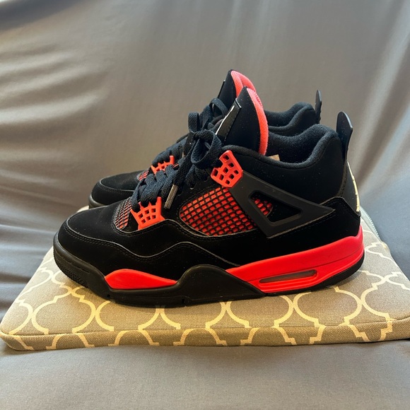 Jordan 4 Retro
Thunder Red” - Picture 4 of 13